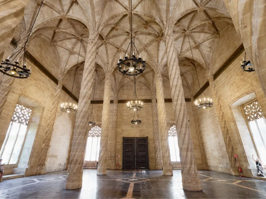 Interno della Lonja de la Seda, gioiello dell'architettura gotica civile.
