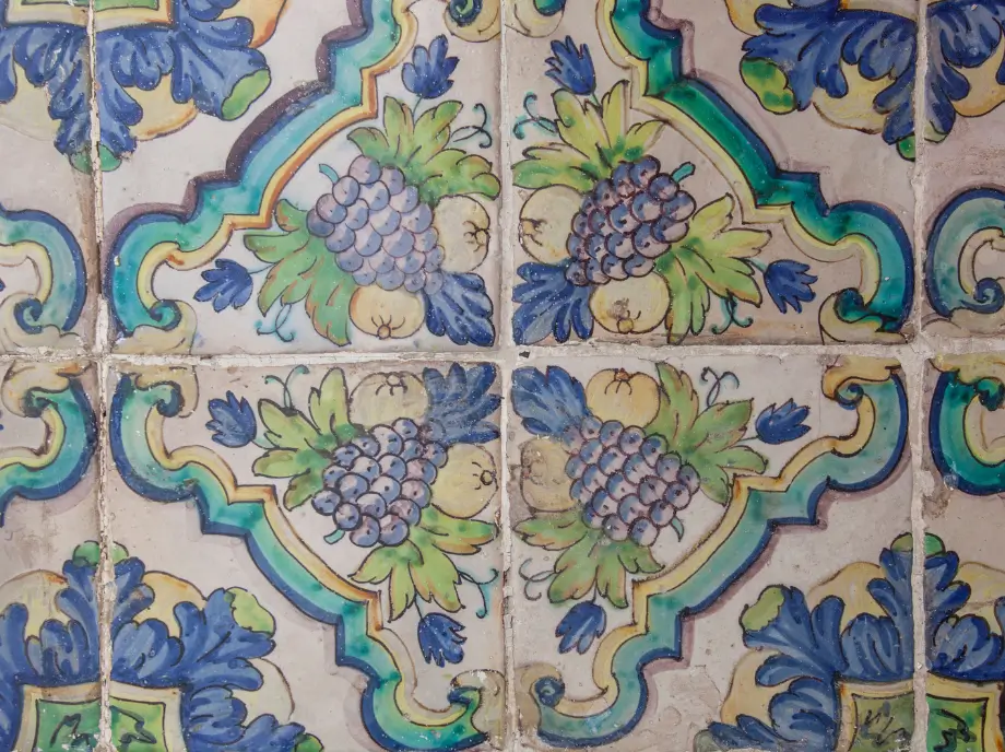 Mosaico storico di Valencia, simbolo dell'eredità della seta.
