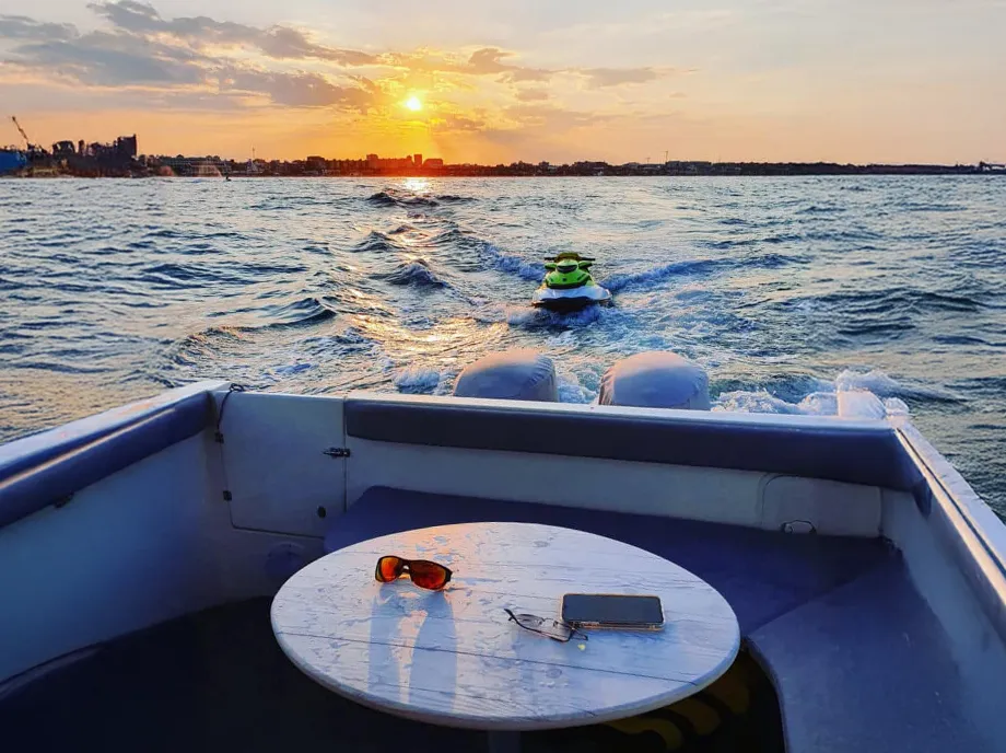 Atardecer desde la popa de la lancha privada