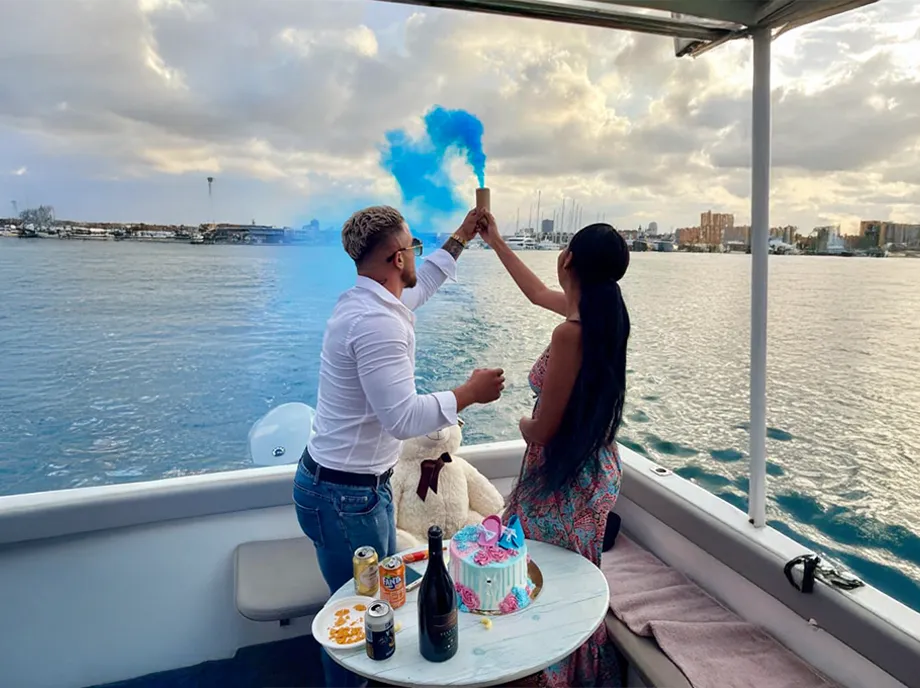 Celebrando en el yate