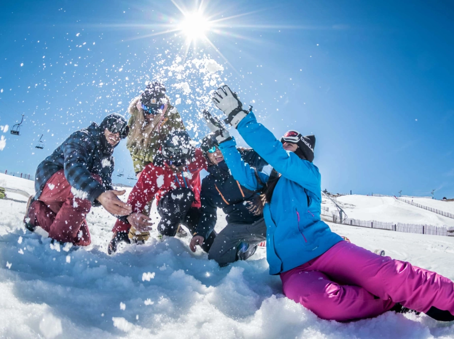 Grupo disfrutando en la nieve